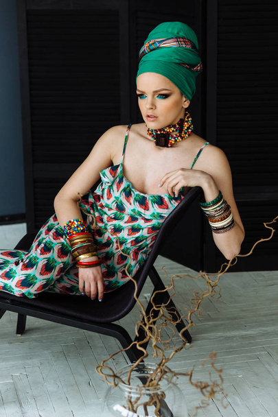 woman with bright make-up and turban - Foto, Imagem