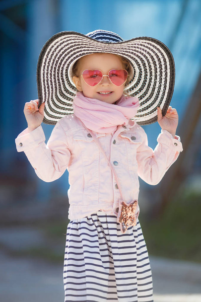 Fashionable little girl wearing a hat and sunglasses. summer vacation concept - Fotó, kép