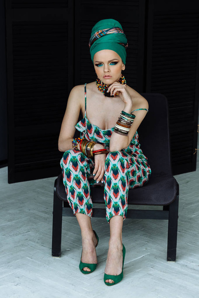 woman with bright make-up and turban - Foto, Imagem