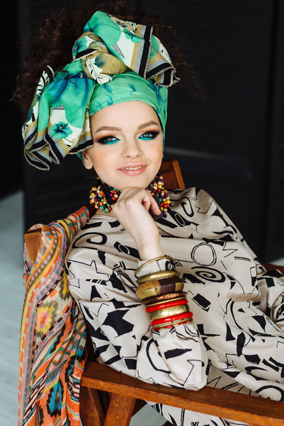 woman with bright make-up and turban - Фото, зображення