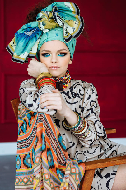 woman with bright make-up and turban - Foto, imagen