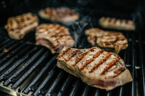 Grilled beef steaks on the grill - Fotoğraf, Görsel