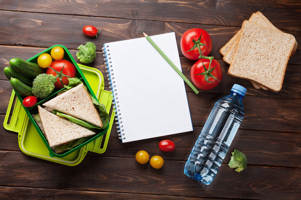 boîte à lunch avec légumes et sandwich
 - Photo, image