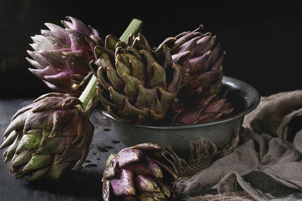 Uncooked purple artichokes - Foto, imagen