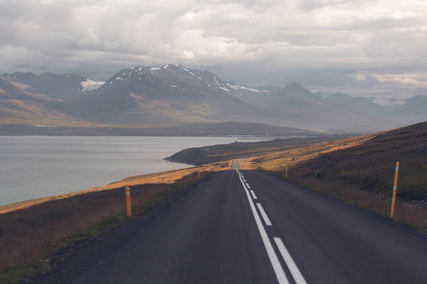 Autostrada islandese infinita
  - Foto, immagini