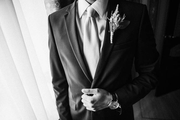 Bräutigam trägt eleganten und stilvollen Anzug, Hochzeitstag Konzept  - Foto, Bild