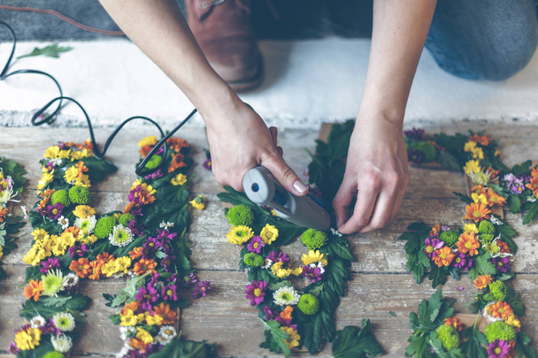 Fleuriste faisant décoration de fleurs
 - Photo, image