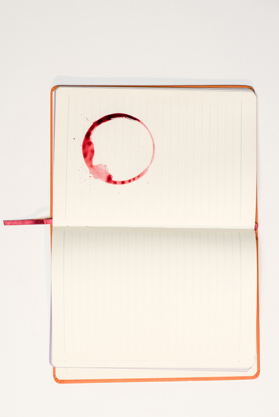 赤ワインの染みのついた空白のノートブック - 写真・画像