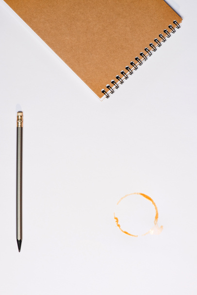 portátil con lápiz y mancha de café
 - Foto, imagen