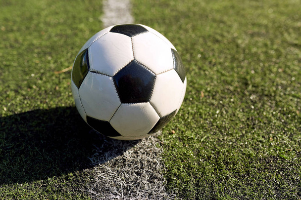 футбольный мяч на линии разметки футбольного поля
 - Фото, изображение