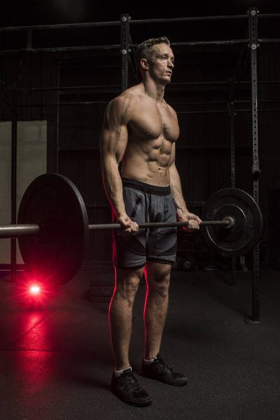 Muscular blanco caucásico hombre haciendo una barra bíceps rizo
  - Foto, Imagen