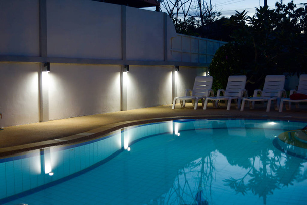moderne Zwembad nachts - Foto, afbeelding