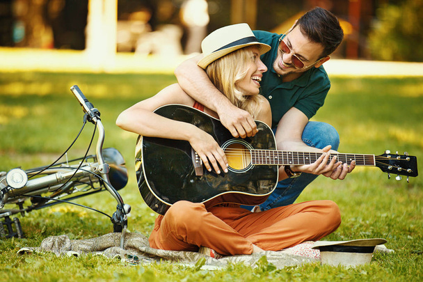 Love Couple Enjoying Guitar in the Park - Foto, imagen