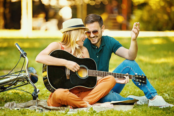 Love Couple Enjoying Guitar in the Park - Foto, Imagem