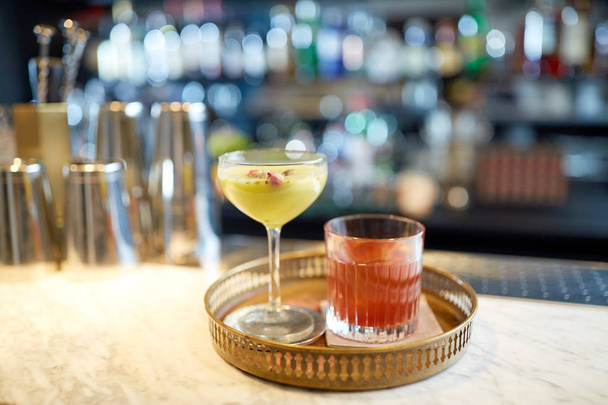 tray with glasses of cocktails at bar - Φωτογραφία, εικόνα