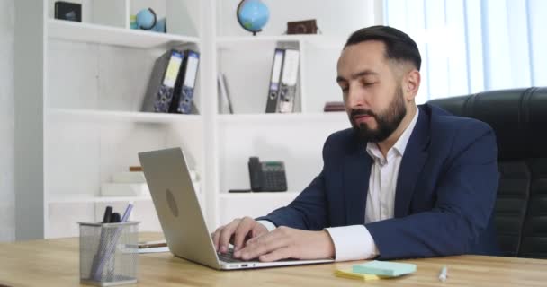 Businessman working on laptop computer in the office - Video, Çekim