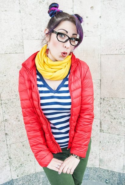 Moda mujer hipster con pelo colorido divertirse
  - Foto, imagen