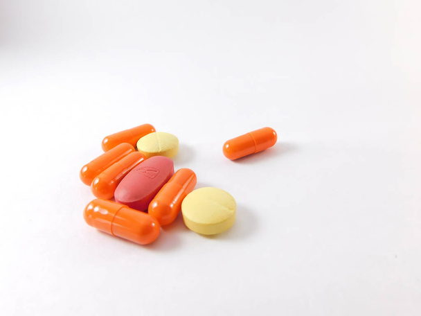 Different types of medicinal pills - Φωτογραφία, εικόνα