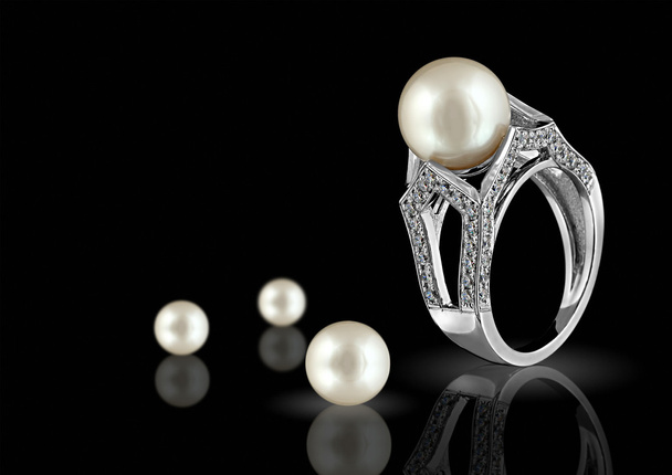 Ring with pearl and diamond - Valokuva, kuva