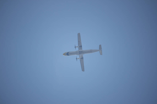 背景に青空の見える飛行機の底景 ロイヤリティフリー写真 画像素材