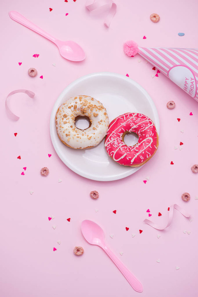 donuts coloridos e coisas de festa
  - Foto, Imagem