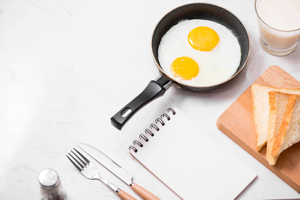 sahanda yumurta, ekmek ve süt - Fotoğraf, Görsel