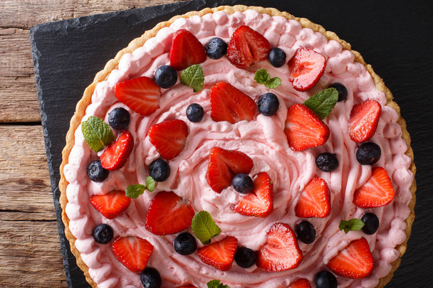 Tarte sucrée à la crème fouettée, fraises et bleuets clos
 - Photo, image