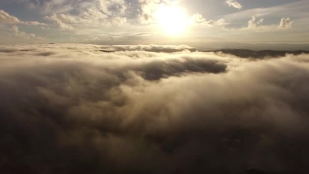 Aerial strzał ponad chmury - Materiał filmowy, wideo