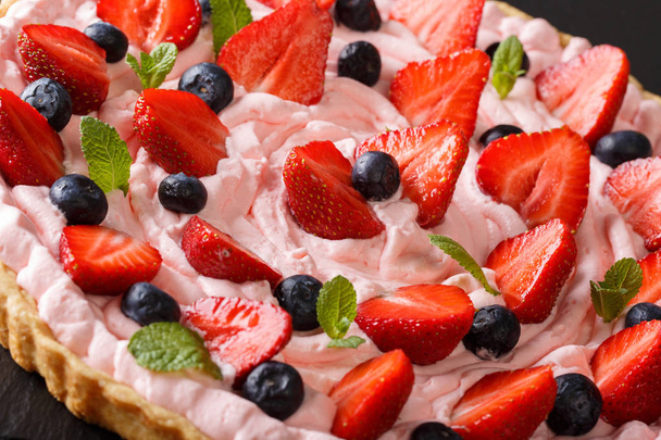 Tarte aux fraises et aux bleuets et crème délicate rose
 - Photo, image