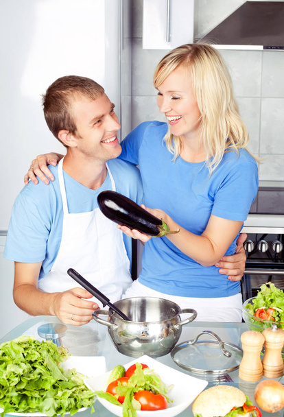 pareja cocinar berenjena
 - Foto, Imagen