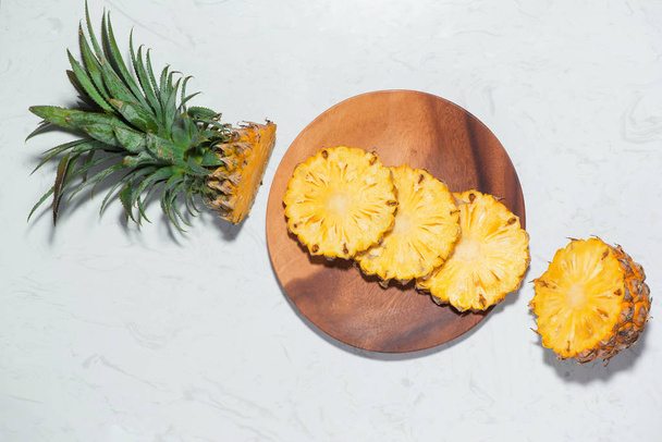 Ananas frais tranchés
 - Photo, image