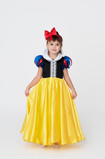 Girl in Snow White costume - Foto, immagini