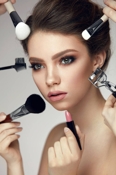 Fashion Beauty. Girl With Glamorous Makeup And Brushes Near Face - Foto, Imagem