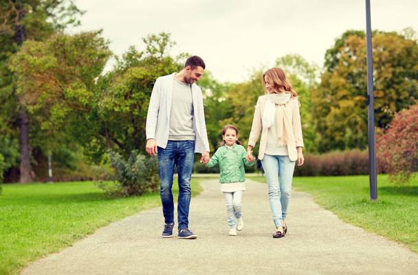 onnellinen perhe kävelee kesäpuistossa - Valokuva, kuva
