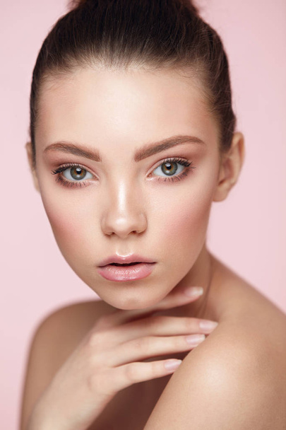 Beauty Woman Face Makeup. Female With Fresh Facial Skin - Foto, afbeelding