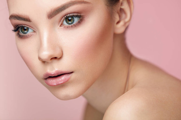 Facial Beauty Makeup. Woman With Fresh Face On Pink Background - Foto, imagen