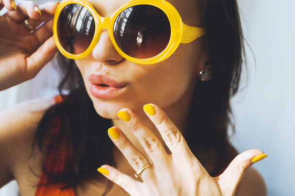 Sarı retro güneş gözlüklü genç kadın - Fotoğraf, Görsel