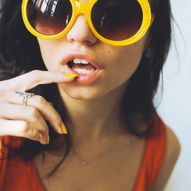 young woman in yellow retro sunglasses - Foto, afbeelding