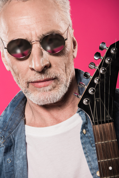 Homme âgé avec guitare électrique
  - Photo, image