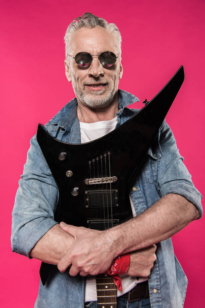 Hombre mayor con guitarra eléctrica
  - Foto, Imagen