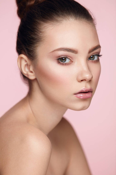 Beauty Woman Face. Close Up Beautiful Female Model With Makeup - Foto, immagini