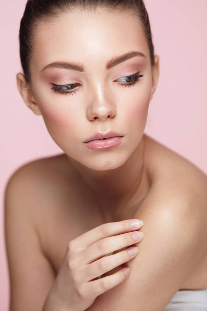 Beauty Woman Face. Close Up Beautiful Female Model With Makeup - Foto, Imagem