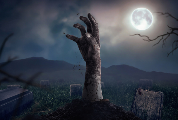 Руки зомби поднимаются в темную ночь Хэллоуина
.  - Фото, изображение