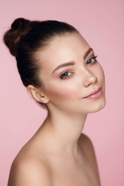 Beauty Woman Face. Close Up Beautiful Female Model With Makeup - Foto, Bild