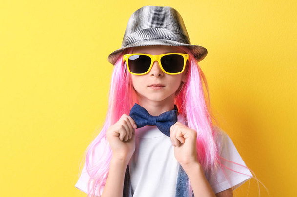 girl in pink wig posing - Foto, imagen