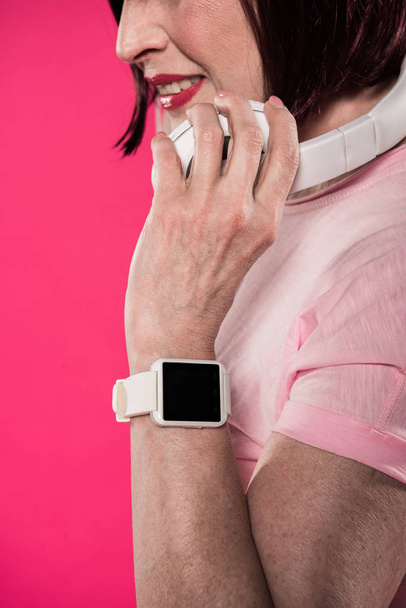 woman with smartwatch on wrist - Foto, afbeelding