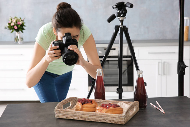 woman photographing food - Foto, Imagem