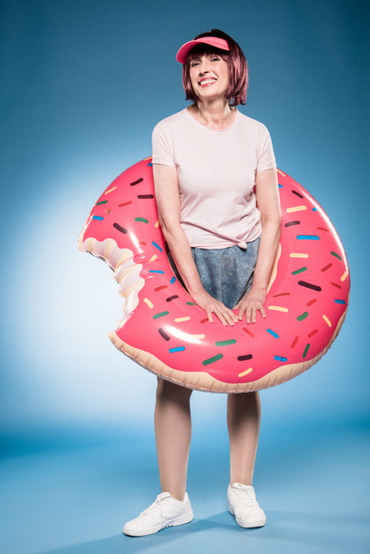 woman with inflatable mattress - Φωτογραφία, εικόνα