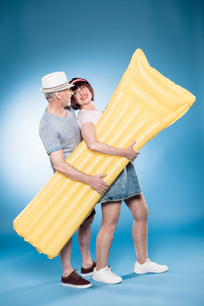 idős házaspár gazdaság úszás matrac - Fotó, kép