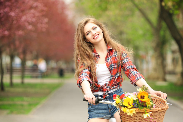 Young smiling woman with bicycle - Foto, Bild